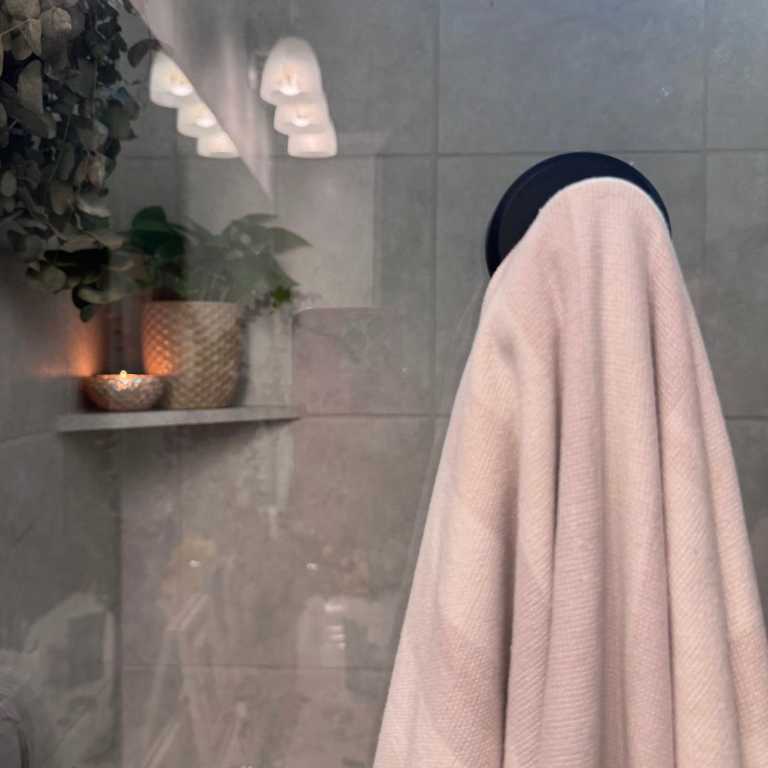 GripHoleHook™ Versatile screwless solution in seconds 8